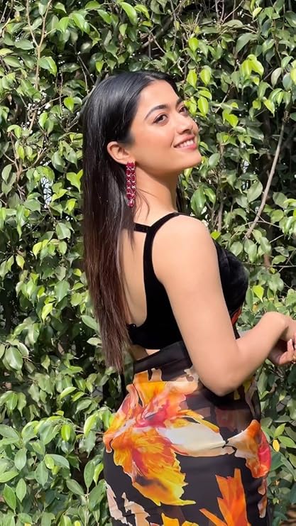 RAJESHWAR FASHION WITH RF Floral Leaf Printed Georgette Sarees For Women With Unstitched Blouse Piece (Black Saree)